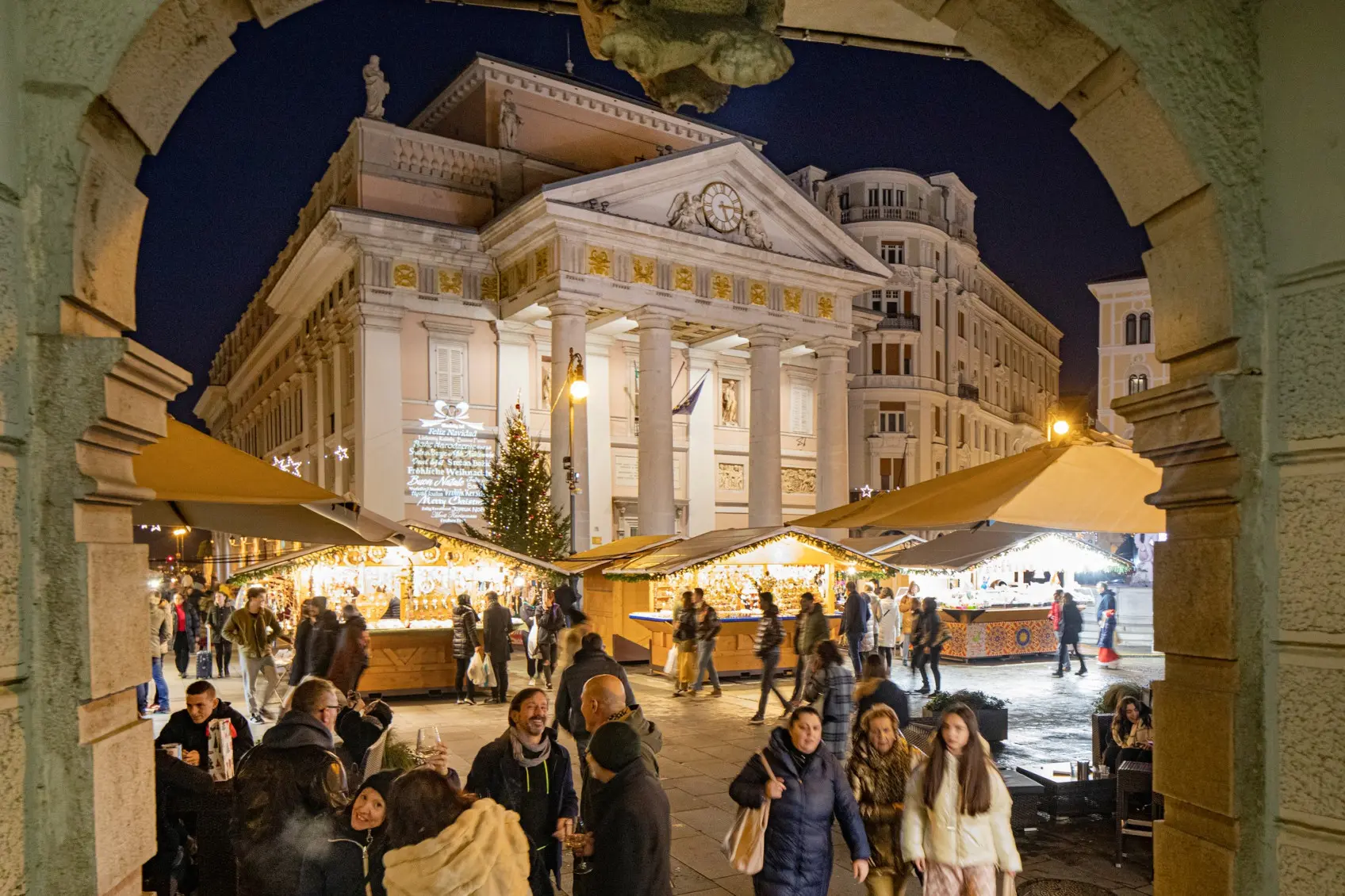 mercatino-di-natale-trieste2-1696x1130-crop-50-50